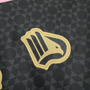 Camisa Palermo Away II 2024/25 Puma Torcedor Masculina preta com escudo bordado no peito, detalhes sutis em rosa, logo Puma em destaque, gola redonda moderna e tecido respirável dryCELL, ideal para torcedores que buscam estilo, conforto e tradição do clube italiano.