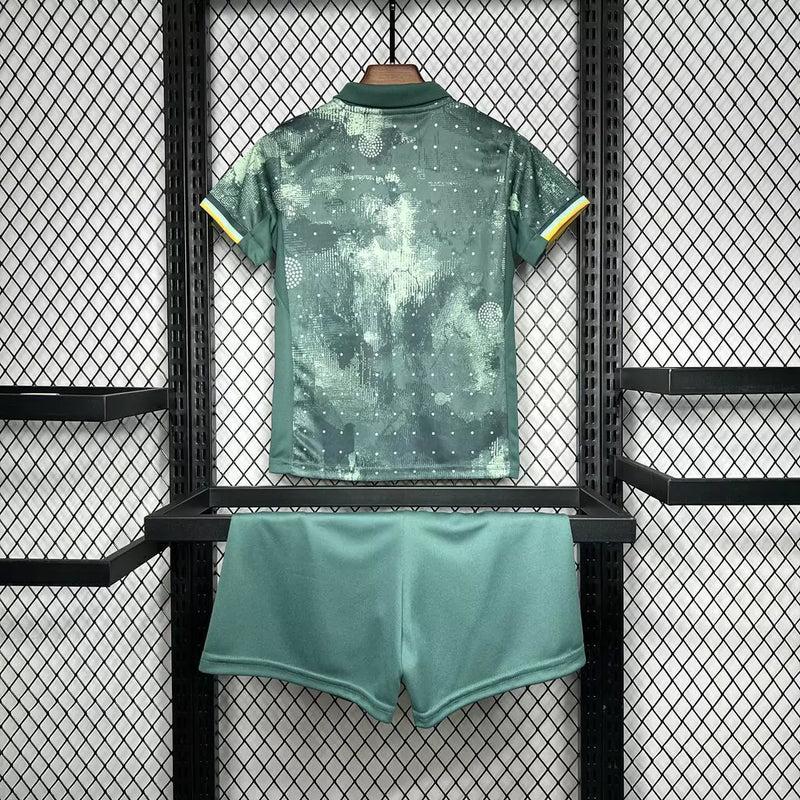 Kit Infantil Tottenham Third III 2024/25 Nike com camisa e short, tecido leve e respirável, ideal para pequenos torcedores dos Spurs com conforto e estilo."