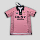 Camisa Juventus Away II 1997/98 Kappa Retrô Masculina rosa com detalhes pretos, escudo da Juventus bordado e logo Kappa no peito e ombros.