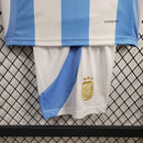 Kit Infantil Argentina Home I 2024/25 Adidas - Conjunto camisa e short infantil nas cores tradicionais celeste e branco, ideal para pequenos torcedores da Seleção Argentina