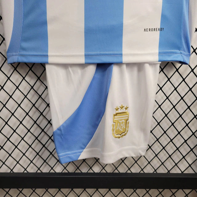 Kit Infantil Argentina Home I 2024/25 Adidas - Conjunto camisa e short infantil nas cores tradicionais celeste e branco, ideal para pequenos torcedores da Seleção Argentina