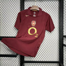 "Camisa Arsenal Home I 2005/06 Nike Retrô Masculina na cor vinho, com escudo do Arsenal bordado no peito, gola polo clássica, design vintage com detalhes tradicionais da temporada e tecido confortável para colecionadores e fãs do clube."