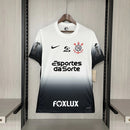 Camisa Corinthians home 2024/25 Nike Torcedor masculina com patrocínios, vista frontal cor branca com detalhes em preto e escudo bordado