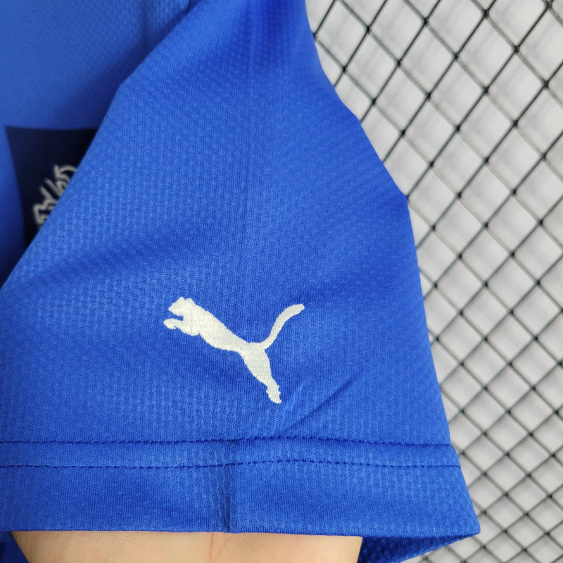 "Camisa Islândia Home I 2022/23 Puma masculina azul com detalhes em branco e vermelho, gola careca, mangas curtas e tecido leve respirável para torcedores"
