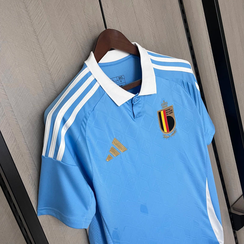 Camisa Bélgica Away II 2024/25 Adidas masculina, azul com detalhes em amarelo, escudo da seleção belga no peito e três listras Adidas nos ombros, feita em tecido leve e respirável com tecnologia AEROREADY, ideal para jogos, treinos e torcer com estilo e conforto.”