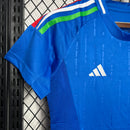 “Camisa Itália Home I 2024/25 Adidas Torcedora Feminina, azul, modelo ajustado ao corpo com escudo da seleção italiana e logo Adidas em destaque, feita em tecido leve e respirável, disponível nos tamanhos PP ao GG