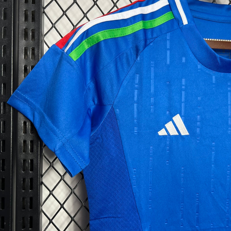“Camisa Itália Home I 2024/25 Adidas Torcedora Feminina, azul, modelo ajustado ao corpo com escudo da seleção italiana e logo Adidas em destaque, feita em tecido leve e respirável, disponível nos tamanhos PP ao GG