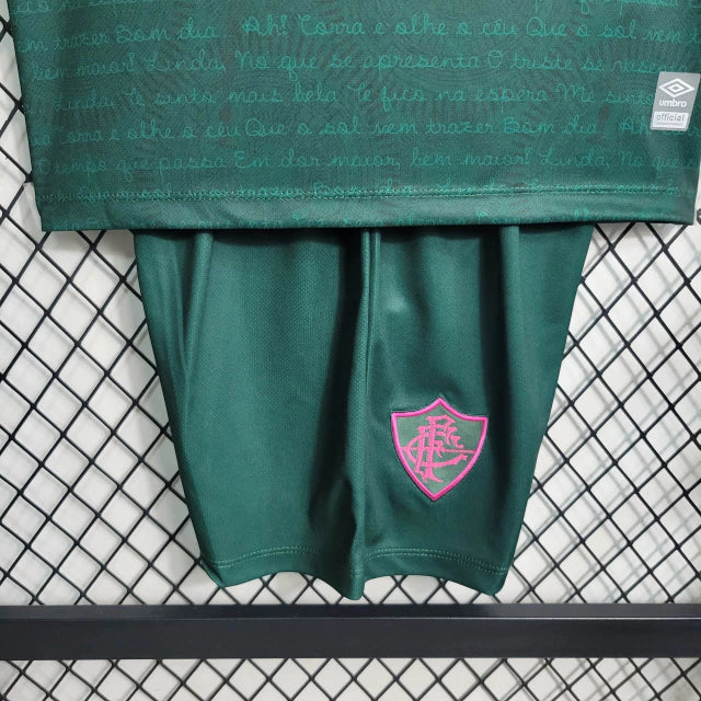 Kit Infantil Fluminense Third 2023/24 Umbro – Camisa e short oficiais para crianças, terceira camisa tricolor com detalhes roxo, verde e amarelo, escudo bordado do Fluminense e logo Umbro, uniforme torcedor infantil confortável e respirável para jogos, treinos e uso casual.