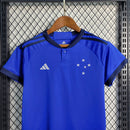 Kit Infantil Cruzeiro Home 2023/24 Adidas azul celeste com camisa e short oficial, escudo bordado e design confortável para crianças torcedoras.