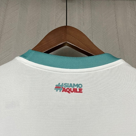 Camisa Palermo Third III 2024/25 Puma Torcedor Masculina branca com detalhes sutis em rosa e preto, escudo bordado no peito, logo Puma em destaque, gola redonda moderna e tecido respirável dryCELL, ideal para torcedores que valorizam estilo, conforto e tradição do clube italiano.