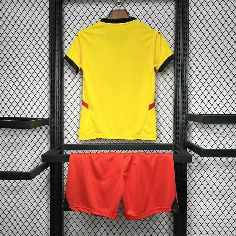 Verso da camisa infantil RC Lens Home 2024/25 Puma, uniforme oficial para crianças com design clássico do clube francês da Ligue 1