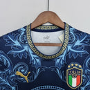 Camisa Concept Itália x Versace Puma Torcedor masculina, azul, com escudo da seleção italiana no peito, detalhes exclusivos da Versace e três listras Puma nos ombros, feita em tecido leve e respirável, modelo com caimento confortável, ideal para torcer com estilo e exclusividade.”