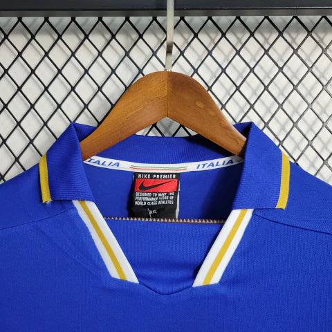 Camisa Itália Home I 1996/97 Nike Retrô masculina, azul, com escudo da seleção italiana no peito e logo Nike, feita em tecido leve e confortável, modelo retrô com caimento solto e tradicional, ideal para colecionadores e fãs de futebol histórico.”
