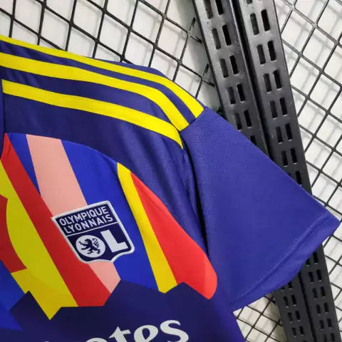 Camisa Lyon Third IIII 2023/24 Adidas Torcedor Masculina Azul, uniforme alternativo do Olympique Lyonnais com design moderno, conforto e estilo para torcedores apaixonados.”