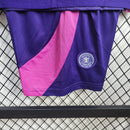 "Kit Infantil Alemanha Away II 2024/25 Adidas, camiseta e shorts brancos com detalhes em preto e vermelho, modelo oficial da Seleção Alemã para crianças de 3 a 13 anos, ideal para pequenos torcedores e colecionadores."