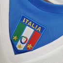 Camisa Itália Away II 2006/07 Puma Retrô masculina, branca, com escudo da seleção italiana no peito e detalhes clássicos da temporada 2006/07, feita em tecido leve e confortável, ideal para colecionadores, fãs de futebol retrô e uso casual.”