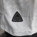 Camisa Ajax Edição Especial 2025/26 Adidas Jogador Masculina, versão Player Issue, cor exclusiva, escudo oficial em silicone termocolado, logo Adidas, tecido HEAT.RDY de alta performance, slim fit, lançamento oficial do Ajax Amsterdam para torcedores e colecionadores."