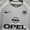 “Camisa PSG Away II 2001/02 Nike Retrô Masculina Cinza e Branca, uniforme histórico do Paris Saint-Germain com design clássico e elegante, ideal para torcedores e colecionadores.”