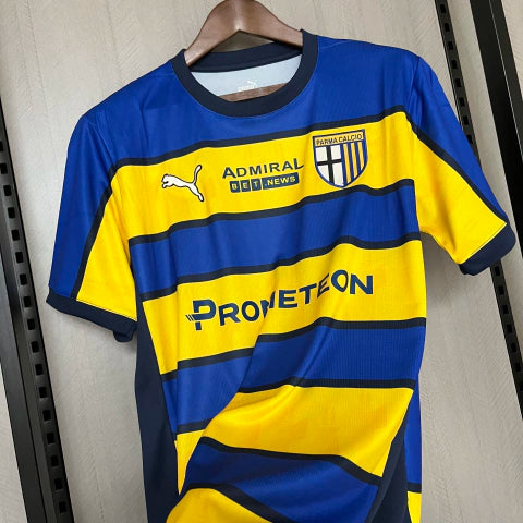 Camisa Parma Away II 2024/25 Puma Torcedor Masculina Azul com detalhes amarelos e brancos, escudo bordado e design moderno do clube italiano.”

