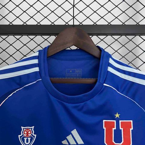 Camisa Universidad de Chile 2025/26 Adidas Torcedora Feminina azul, modelo oficial para torcedoras, com escudo bordado e tecnologia Aeroready.