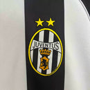 Camisa Juventus Home I 2002/03 Retrô Masculina branca e preta, escudo da Juventus bordado no peito, gola redonda clássica e listras verticais em preto e branco.