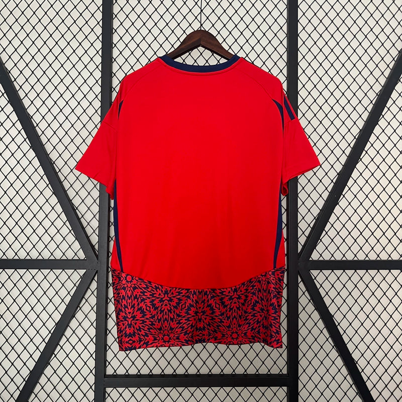 Camisa Costa Rica Home I 2024/25 Adidas Torcedor Masculina vermelha com detalhes em branco e azul, design inspirado na bandeira costarriquenha, confeccionada em tecido leve e respirável para máximo conforto, camisa Costa Rica 2024 vermelha
camisa Costa Rica home 2024/25 masculina
camisa seleção Costa Rica Adidas
camisa torcedor Costa Rica masculina
camisa oficial Costa Rica Adidas 2024
camisa de futebol Costa Rica vermelha
camisa da seleção da Costa Rica 2024
camiseta Costa Rica masculina Adidas
camisa Cos