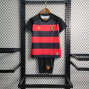 Kit Infantil Sport Recife Home (1) 2023/24 Umbro – uniforme oficial rubro-negro para crianças com camisa listrada em vermelho e preto e short, ideal para pequenos torcedores do Sport Recife.