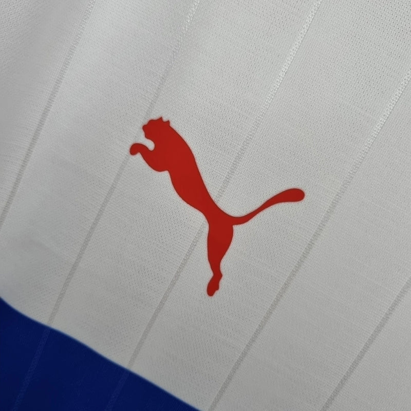 Camisa Retrô Universidad Católica Home I 2009/10 Puma Masculina branca, uniforme titular clássico do futebol chileno com escudo da Católica no peito, design retrô, ideal para torcedores e colecionadores.