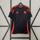 Camisa Colômbia Away II 2024/25 Adidas masculina, azul escura com detalhes em amarelo e vermelho, escudo da seleção colombiana em destaque, tecido leve e respirável, ideal para treinos, jogos e torcer pelo time.”