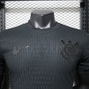Camisa-Corinthians+Blackout-2023-Nike-vista-detalhes-escudo-modelo-masculino-cor-preta-preto-memphis-depay-yuri-alberto-timao