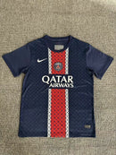 Camisa PSG 2025/26 Nike Torcedor Masculino azul, com escudo do Paris Saint-Germain bordado no peito, detalhes em vermelho e branco, modelo  com tecnologia Dri-FIT, ideal para torcedores apaixonados.