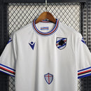 Camisa Sampdoria Away II 2022/23 Torcedor Masculina Branca com faixas azul, vermelha e preta no peito, escudo bordado e design clássico do clube italiano