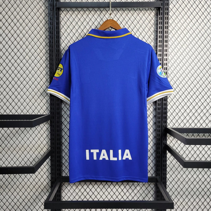 Camisa Itália Home I 1996/97 Nike Retrô masculina, azul, com escudo da seleção italiana no peito e logo Nike, feita em tecido leve e confortável, modelo retrô com caimento solto e tradicional, ideal para colecionadores e fãs de futebol histórico.”