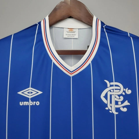 Camisa Rangers FC Home I 1983/84 Umbro Retrô Masculina Azul, uniforme histórico do futebol escocês, design clássico e nostálgico para torcedores e colecionadores.”