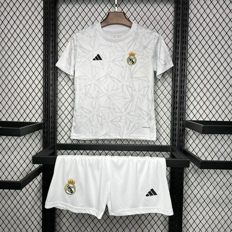 Kit Infantil Real Madrid Treino 2024/25 Adidas branco com camisa e short, tecido leve e respirável, ideal para pequenos torcedores treinarem com conforto e estilo merengue