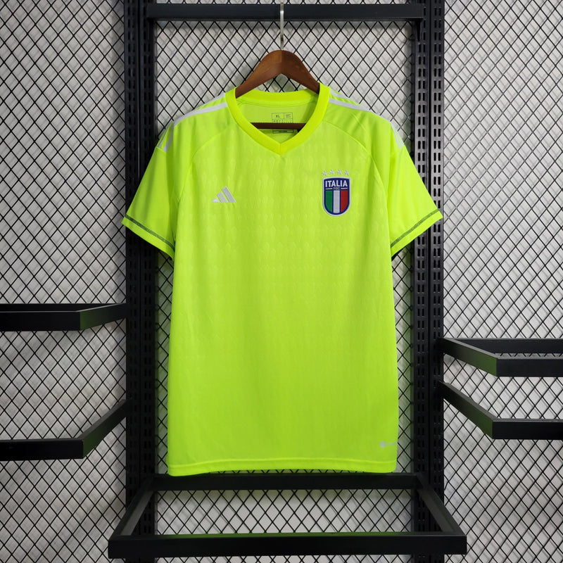 “Camisa Itália Goleiro 2023/24 Adidas Torcedor masculina, verde, com escudo da seleção italiana no peito, detalhes modernos da temporada e três listras Adidas nos ombros, feita em tecido leve e respirável, ideal para torcer com conforto e estilo