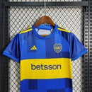Texto alternativo para imagem:
Kit Infantil Boca Juniors Home (1) 2023/24 Adidas com camisa azul e faixa amarela central, short azul com detalhes amarelos, modelo oficial para crianças de 3 a 13 anos.

