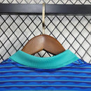 "Kit Infantil Brasil Away 2024/25 Nike, camisa azul com detalhes em verde e amarelo, shorts e meias combinando, uniforme oficial da Seleção Brasileira para torcedores mirins."