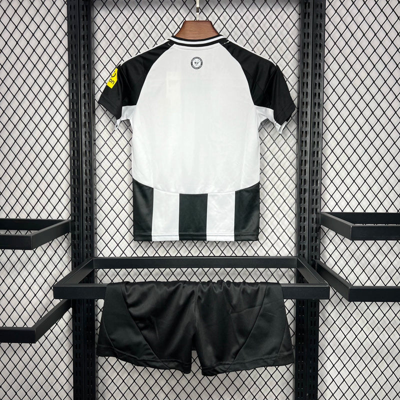 Kit Infantil Newcastle United Home I 2024/25 Adidas - camisa e short infantil do Newcastle United, uniforme Home 2024/25 com listras preto e branco, ideal para pequenos torcedores