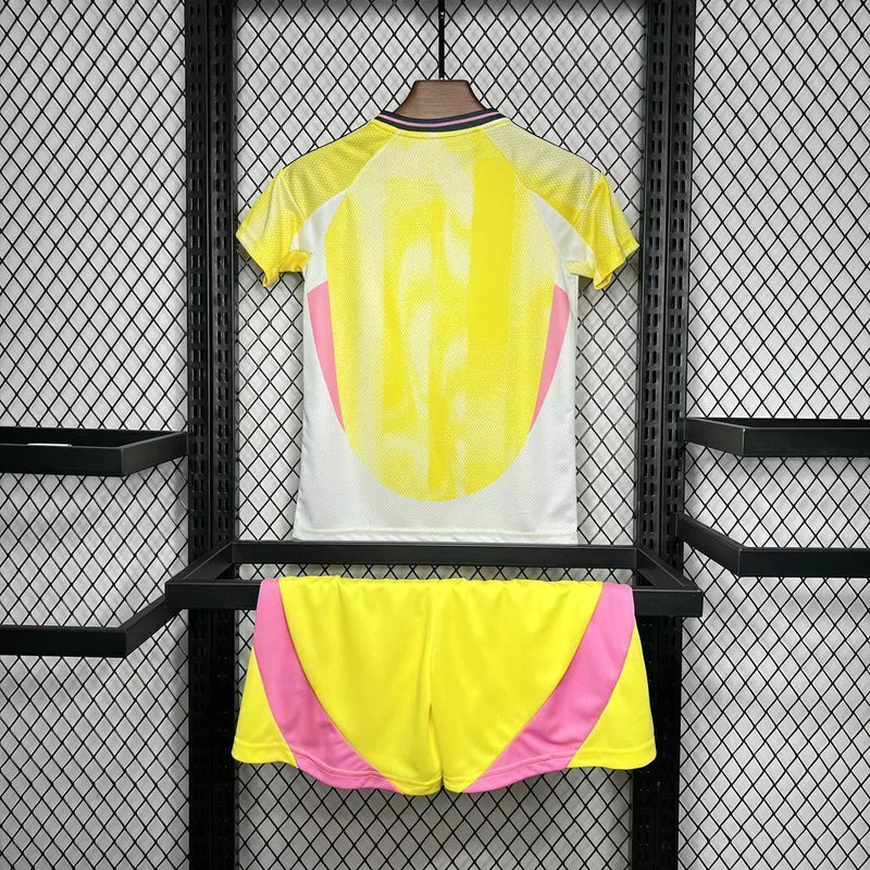 Kit Infantil Juventus Away II 2024/25 Adidas amarelo com camisa e short, tecido leve e respirável, ideal para pequenos torcedores da Juve com estilo e conforto."