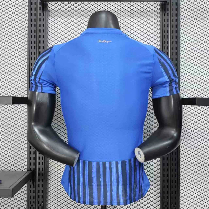 Camisa Al-Hilal Home I 2025/26 Puma Jogador Masculina azul, uniforme do clube saudita Al-Hilal, design moderno com tecnologia Puma DryCell, respirável e confortável, ideal para jogadores, torcedores e colecionadores de futebol asiático.