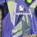 Kit Infantil Manchester United Goleiro 2024/25 Adidas oficial, camisa em cores vibrantes com escudo do Manchester United em destaque, shorts combinando, uniforme completo para crianças de 3 a 13 anos"
