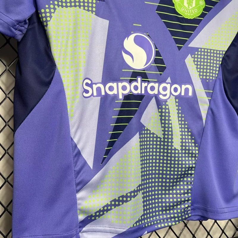 Kit Infantil Manchester United Goleiro 2024/25 Adidas oficial, camisa em cores vibrantes com escudo do Manchester United em destaque, shorts combinando, uniforme completo para crianças de 3 a 13 anos"
