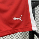 Kit Infantil RB Leipzig Home (1) 2025/26 Puma, camisa vermelha e branca com shorts oficiais, disponível para crianças de 3-4 a 12-13 anos, confortável e ideal para pequenos torcedores."