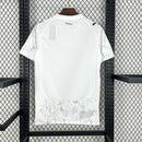 Camisa Manchester City 2025/26 Torcedor Masculina na cor branca, com escudo oficial bordado no peito e detalhes em azul celeste, modelo da temporada