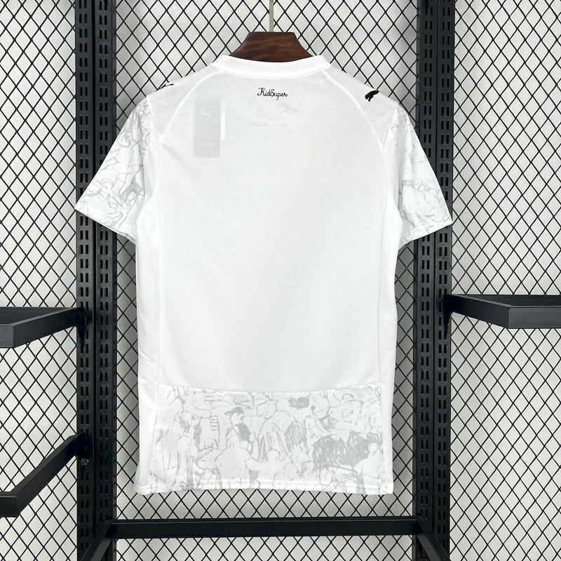 Camisa Manchester City 2025/26 Torcedor Masculina na cor branca, com escudo oficial bordado no peito e detalhes em azul celeste, modelo da temporada