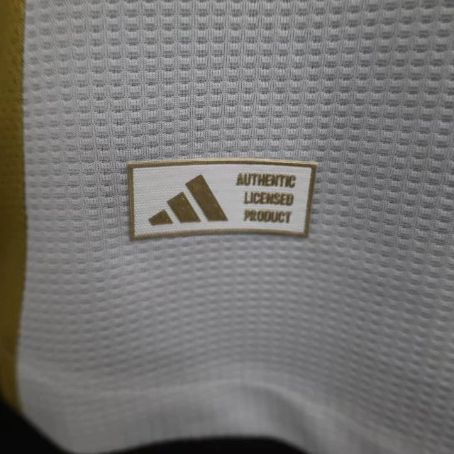 Camisa Al-Nassr Third 2024/25 Adidas Jogador Masculina em tecido AEROREADY, cor predominante azul com detalhes amarelos, escudo do clube em silicone no peito e logo Adidas estampado, modelo oficial usado pelos atletas em campo.