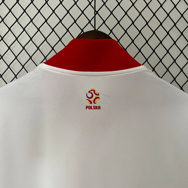 Camisa Polônia Home I 2024/25 Nike Torcedor Masculina, branca, com escudo da seleção polonesa e logo Nike em destaque, feita em tecido leve e respirável, modelo masculino com caimento confortável, ideal para jogos e uso casual.”