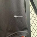 Texto alternativo para imagem:
Camisa River Plate Third 2023/24 Adidas Torcedor Masculina preta com grafismos geométricos cinza, detalhes em vermelho, escudo do River Plate bordado e logo Adidas no peito.

