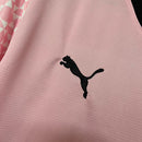 Camisa Palermo Home I 2024/25 Puma Torcedor Masculina rosa com escudo bordado no peito, logo Puma em destaque, gola redonda moderna e tecido respirável dryCELL, perfeita para torcedores que querem estilo, conforto e tradição do clube italiano.
